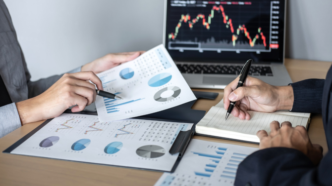 : Gráfico comparativo de planes de financiamiento con diferentes tasas de interés y plazos, mostrando sus ventajas