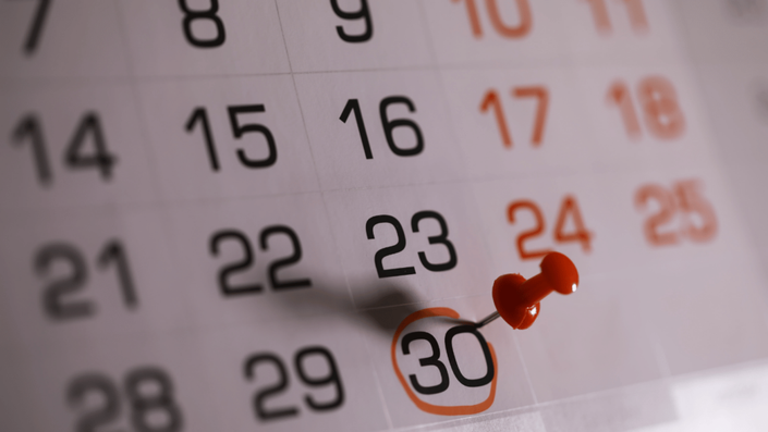 Calendário com data de 30 de maio marcada, lembrando o prazo limite para declarar o Imposto de Renda.