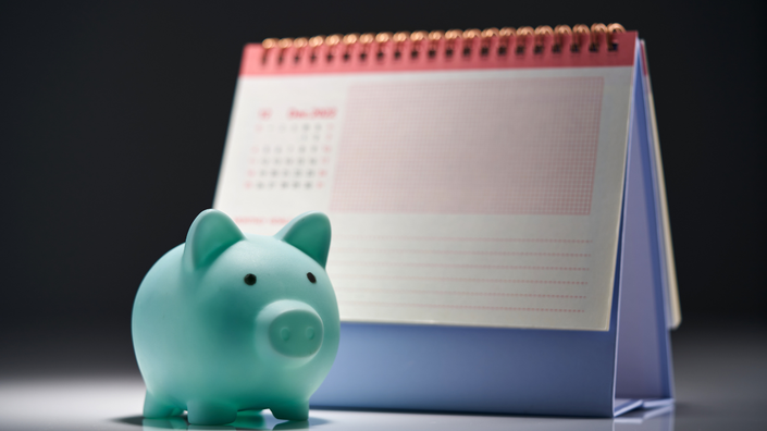 Cofre ao lado de um calendário, simbolizando planejamento para a aposentadoria financeira