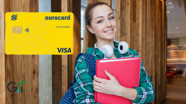 Mulher sorrindo com mochila, fone nos ombros. segurando livros e com o cartão ourocard universitário ao lado