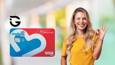 mulher sorridente com um cartão de crédito mateuscard ao lado
