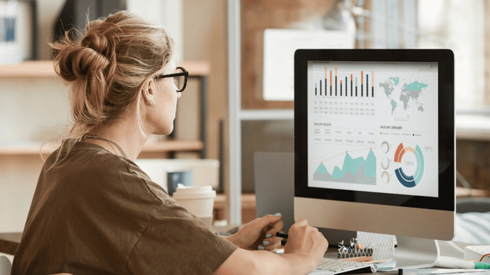 mujer viendo gráficos en la computadora