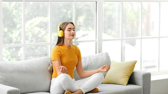 Pessoa meditando em casa, simbolizando mindfulness como estratégia para lidar melhor com o dinheiro