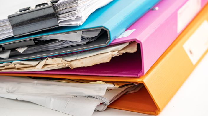 Pasta organizada com comprovantes e identificação, destacando os documentos necessários para empréstimo
