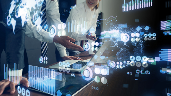 Pessoas analisando empréstimos junto a gráficos digitais