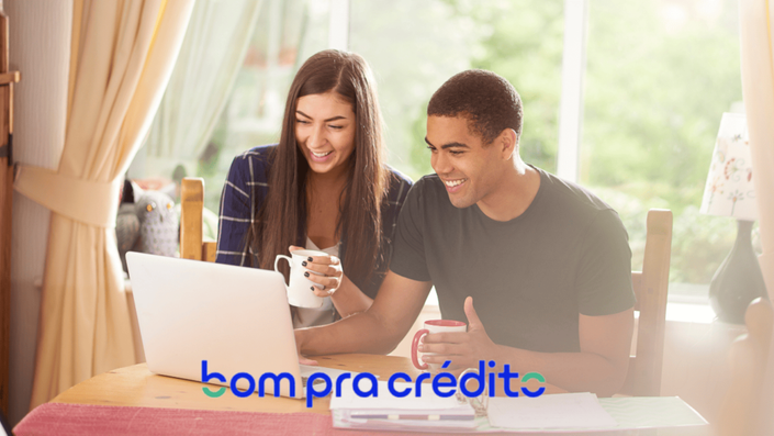 casal feliz com o empréstimo Bom pra Crédito