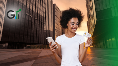 mujer-sonríe-sosteniendo-un-celular-y-una-tarjeta-de-crédito