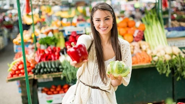 mujer-en-el-mercado-sonriendo