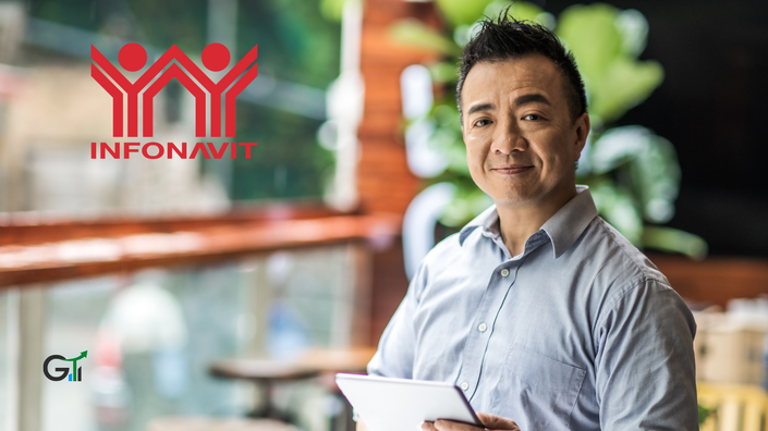 Hombre sonriendo con el logo de infonavit a su lado