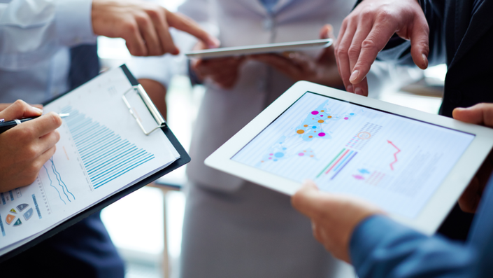 Una computadora mostrando un análisis predictivo financiero con datos y gráficos.
