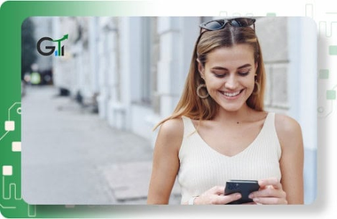 mujer-en-teléfono-celular-sonriente