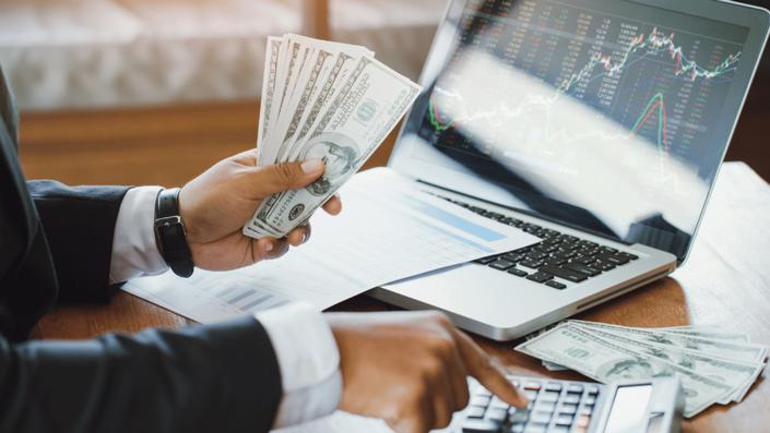Planilhas e gráficos de rentabilidade utilizados para analisar investimentos em renda fixa ou renda variável ao longo do tempo.