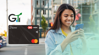 mujer sonriendo en el celular con tarjeta de crédito junto a HSBC 2Now