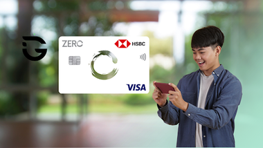niño jugando con celular sonriendo y al lado de una tarjeta de crédito HSBC Zero