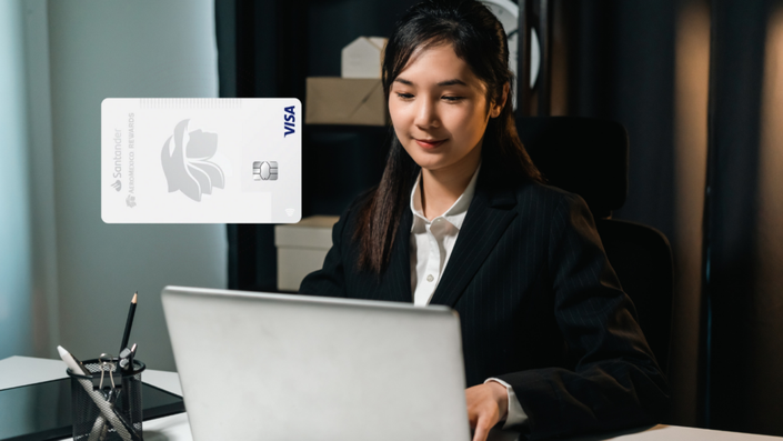 Mujer sentada en su oficina realizando tareas diarias en su computadora portátil