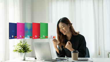 mujer celebrando frente a su computadora la tarjeta de crédito Santander LikeU