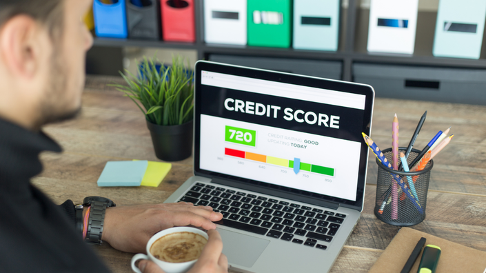 computador exibindo o gráfico de pontuação de crédito e algumas dicas financeiras