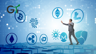 hombre de traje con los ojos vendados camina alrededor de criptomonedas