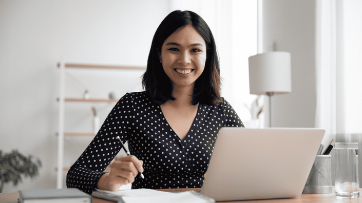 mujer feliz en la computadora