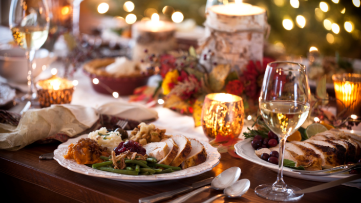 uma ceia de Natal simples, mas bem decorada, destacando a economia inteligente nas despesas de fim de ano