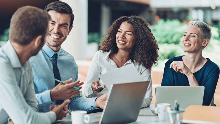 Grupo de emprendedores en México conversando y compartiendo ideas en una reunión de negocios al aire libre. La imagen representa la importancia del networking y la colaboración en el éxito empresarial.