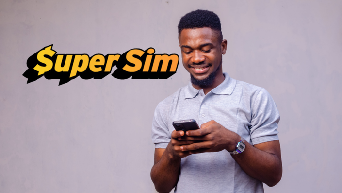 Homem segurando um celular e sorrindo