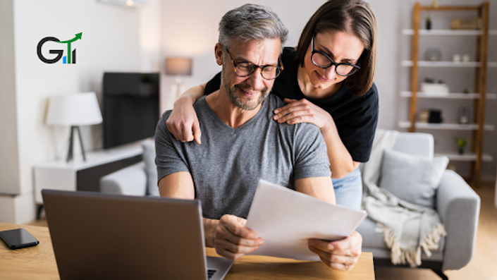 casal analisando sua gestão financeira