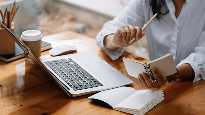 Persona revisando notas y estrategias para obtener un préstamo personal sin buró, comparando requisitos y condiciones de diferentes entidades financieras.